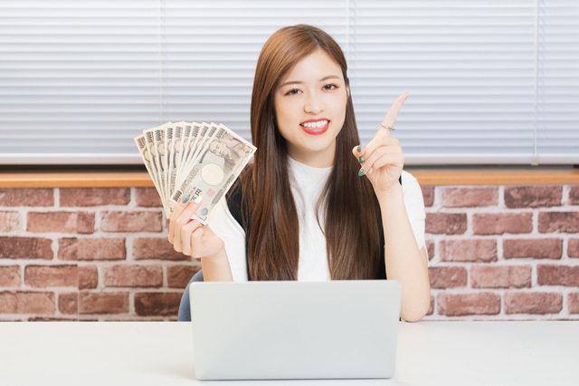 アフィリエイトで稼いでいる女性をイメージ